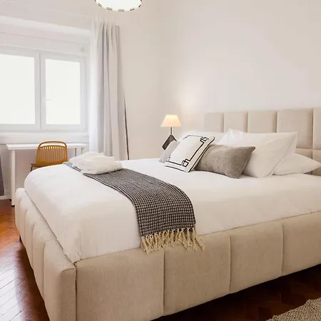 Konukevi 4d- Wake Up In Lisbon, Where History Meets Everyday Local Life *