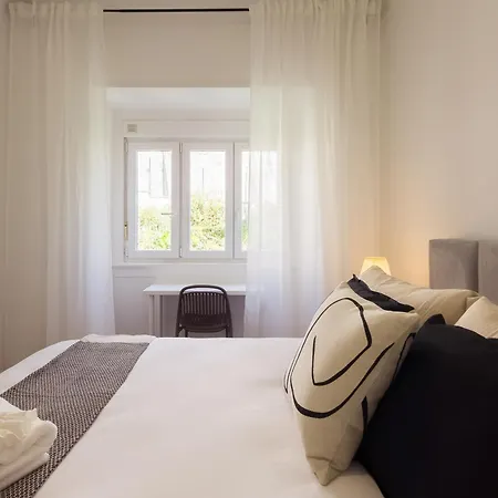 Konukevi 4d- Wake Up In Lisbon, Where History Meets Everyday Local Life